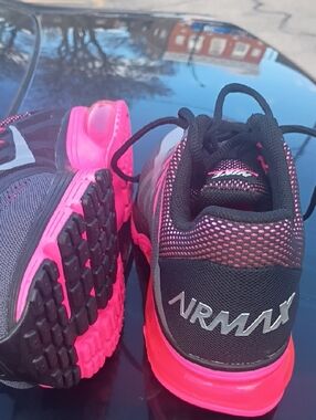NWT/Nike-AirMax Never Touched The Ground Women Running - Black & Hot Pink